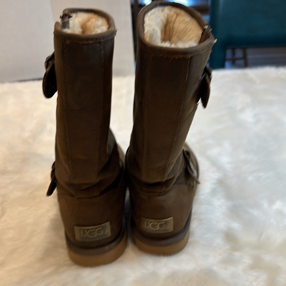 UGGs dark brown boot with a metal UGG Australia on back of boot size US 5 - Picture 12 of 14